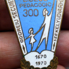 I.831 INSIGNA ROMANIA LICEUL PEDAGOGIC ODORHEIU SECUIESC 300 ANI 1670 1970