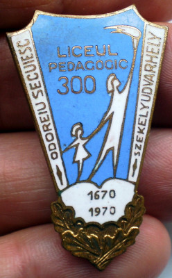 I.831 INSIGNA ROMANIA LICEUL PEDAGOGIC ODORHEIU SECUIESC 300 ANI 1670 1970 foto