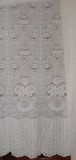 PERDEA ALBA CU MODELE FLORI --REJANSA MONTATA ---2,7m / 2,5m----NOU