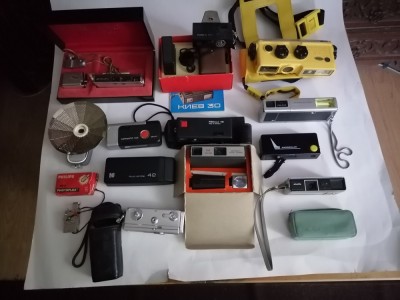 Lot 12 aparate foto format 110 foto