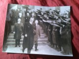 Fotografie de Presa Austria Linz 10martie 1938 - Ministrul de Interne Arthur Seyss-Inquart primit cu salutul nazist , dim.=21.5x16,5cm