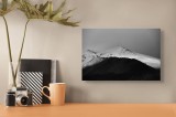 Tablou Canvas, "&Icirc;ntunericul se &icirc;nt&acirc;lnește cu albul montan", Munte, Zăpadă, Contrast, &Icirc;ntunecat, V&acirc;rf, Nori, Peisaj, 39 x 26 cm, CMCLASS