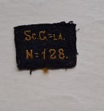 Ecuson uniformă Școala Generală (București) &ndash; număr matricol 128 &ndash; interbelic