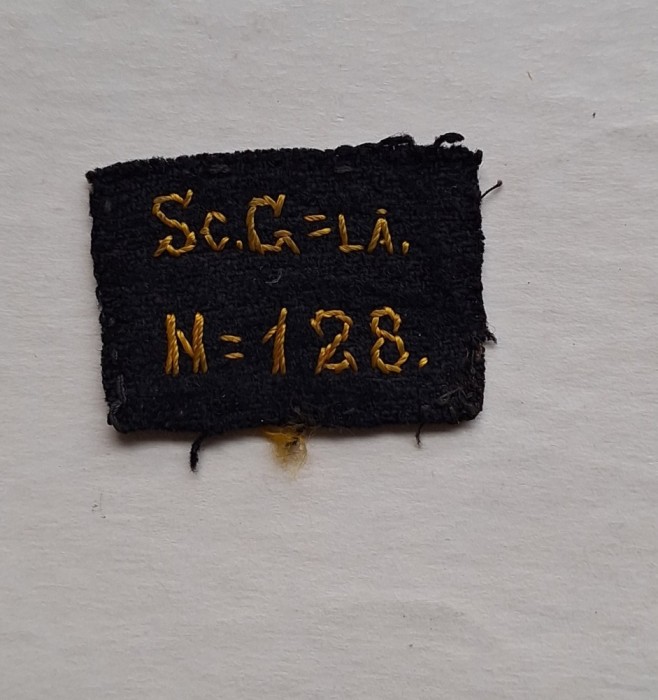 Ecuson uniformă Școala Generală (București) &ndash; număr matricol 128 &ndash; interbelic