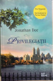 Privilegiatii Jonathan Dee, Litera
