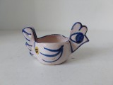 Suport pentru ou fiert, ceramica, studio art, forma de gaina, pictat cu albastru, 9cm lungime x 5cm inaltime, eticheta HK