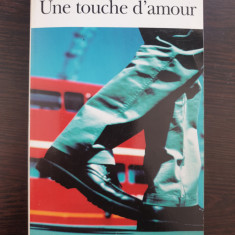 UNE TOUCHE D'AMOUR - Jonathan Coe (carte in limba franceza)