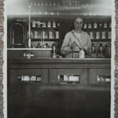 Interiorul Farmaciei Traian Aiteanu, Caracal anii '30// fotografie