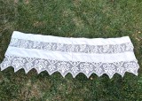 Perdea taraneasca veche (traversa / partea de sus), din panaza groasa de casa si dantela de mana cu croseta din fir alb de macrame