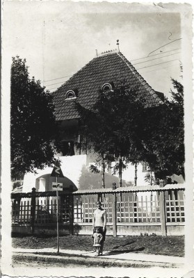 P2123N Reclamă la anvelopele Goodyear pe st&amp;acirc;lpul indicatorului rutier, Poiana Țapului, perioada interbelică foto