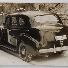 AUTOMOBIL DE EPOCA , INMATRICULAT IN BUCURESTI , PE STRADA, IARNA , FOTOGRAFIE MIJLOCUL SEC. XX