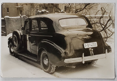 AUTOMOBIL DE EPOCA , INMATRICULAT IN BUCURESTI , PE STRADA, IARNA , FOTOGRAFIE MIJLOCUL SEC. XX foto