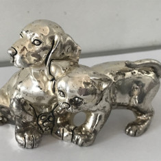 Superba miniatura -caine labrador si pisica din alama argintata,veche,semnată.