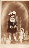 Fotografie romaneasca 1920 BUCURESTI fetita cu jucarii papusa ursulet