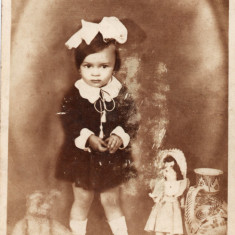 Fotografie romaneasca 1920 BUCURESTI fetita cu jucarii papusa ursulet