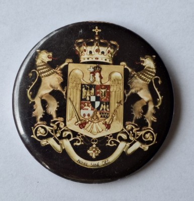 Stema regala a Romaniei cu deviza Nihil Sine Deo - insigna rara 6 cm diametru foto