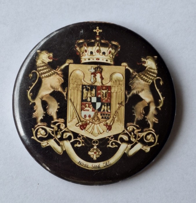 Stema regala a Romaniei cu deviza Nihil Sine Deo - insigna rara 6 cm diametru