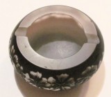 Cumpara ieftin PVM - Scrumiera mai veche deosebita / sticla tip Galle / 2 mici imperfectiuni (ciobituri; foto) / D: 8,50 cm H: 4 cm 290 g / fara marcaje