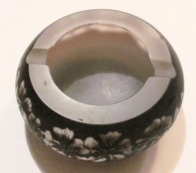 PVM - Scrumiera mai veche deosebita / sticla tip Galle / 2 mici imperfectiuni (ciobituri; foto) / D: 8,50 cm H: 4 cm 290 g / fara marcaje