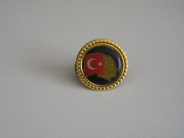 M3 Q 50 - insigna - tematica personalitati - Ataturk - turcia