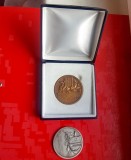 H23-I-MEDALIA Camera de Comert-Cooperare in munca Austria Superioada set 2 bucati in cutia originala bronz. Diametrul 5 cm.