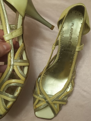 Pantofi de dama aurii, de gală foto