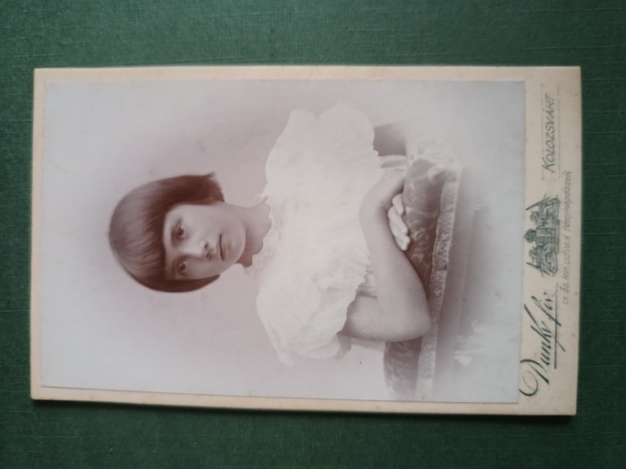 fotografie atelier DANKY -KOLOSZVAR .COPILA ,dimensiuni 11 cm x 6 cm, anii 1900