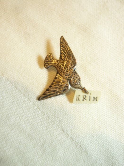 Insigna Porumbel cu scrisoare pt. Krim ( Crimeea) ,metal argintat sau argint