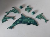 Lot placi ceramice in forma de delfini, glazurati in verde, 12 cm si 26 cm
