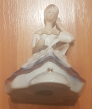 Bibelou VIntage Femeie cu carte Fine Porcelaine Crown
