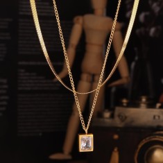 Colier Stralucitor din Inox Auriu &ndash; Bijuterie Finuta cu Pandantiv si Stralucire