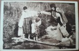 Fotografie tip carte postala, doua femei si un copil in port popular romanesc, perioada interbelica
