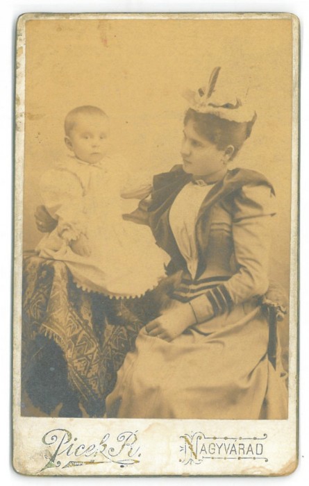 4736 - ORADEA, Mother &amp; Child, Romania (10,5/6,5 cm) - old CDV Photocard
