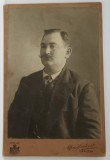 CRAIOVA , STUDIO FOTO ALFONS KIESLER et CO., DOMN CU MUSTATA IN FURCULITA , FOTO CABINET , CCA. 1900