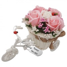 Aranjament floral gravat personalizat cu textul tau trandafiri &quot;Bicicleta cu flori zambarete&quot;, flori de sapun, 22x15x12 cm