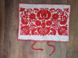 Fata de perna cu broderi IRASOS maghiara, ata rosie, TOROCKO, TRANSILVANIA, vechi / vintage, 40x55cm