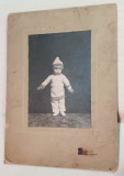 Fotografie pe carton 23x16 cm perioada regala datata anul 1914, Bebe in costumas