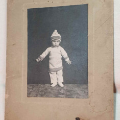 Fotografie pe carton 23x16 cm perioada regala datata anul 1914, Bebe in costumas