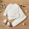 Costumas alb cu model din tesatura (Marime Disponibila: 0-3 luni)