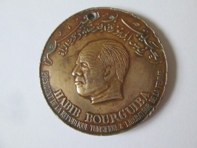Rara! Tunisia medalie presedintele Habib Bourguiba 1956-1976:A XX-a aniversare de la codul personal tunisian,diametrul=44 mm foto