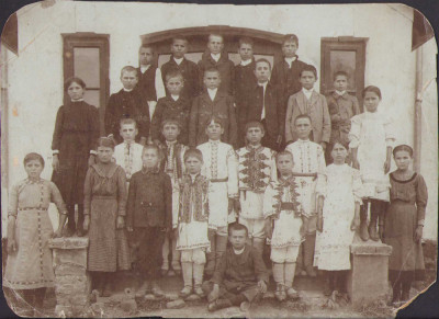 HST P2/8 Poza copii &amp;icirc;n port popular rom&amp;acirc;nesc sf&amp;acirc;rșit de secol al XIX-lea foto