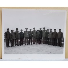 DELEGATIE MILITARA ROMANA IN CHINA , POZA DE GRUP CU OFITERI CHINEZI , IN EXTERIOR , ANII '70 - 80