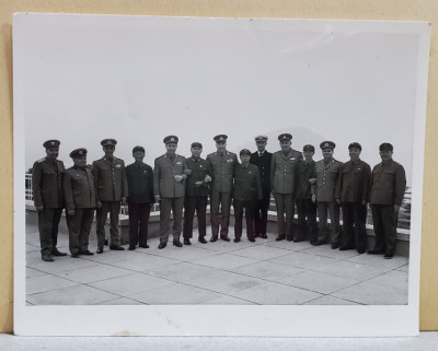 DELEGATIE MILITARA ROMANA IN CHINA , POZA DE GRUP CU OFITERI CHINEZI , IN EXTERIOR , ANII &amp;#039;70 - 80 foto