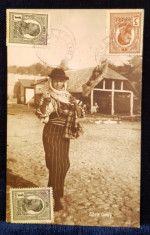 FEMEIE IN PORT POPULAR , CU FURCA SI FUSUL DE TORS , IN CURTEA GOSPODARIEI , CARTE POSTALA ILUSTRATA , MONOCROMA , CIRCULATA , DATATA 1913 foto