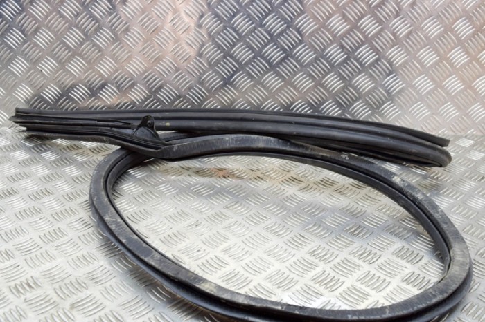 Garnitura ușă dreapta față PORSCHE 911 992 2019 OEM: 992831704C,992.831.704.C | 12135894