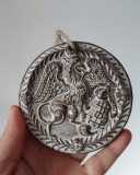 Placuta ceramica medalion cu stema medievala, cu animal mitologic grifon emboasat / in relief, stanta pe dos, cu gaura pentru agatare, 9cm diametru