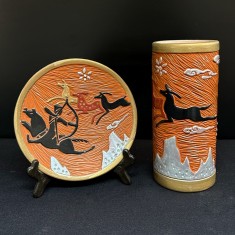 Set decorativ din ceramică &ndash; vază și farfurie cu motiv v&acirc;nătoresc, China