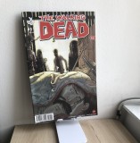 Bandă Desenată &icirc;n Rom&acirc;nă - The Walking Dead #11 (2015)