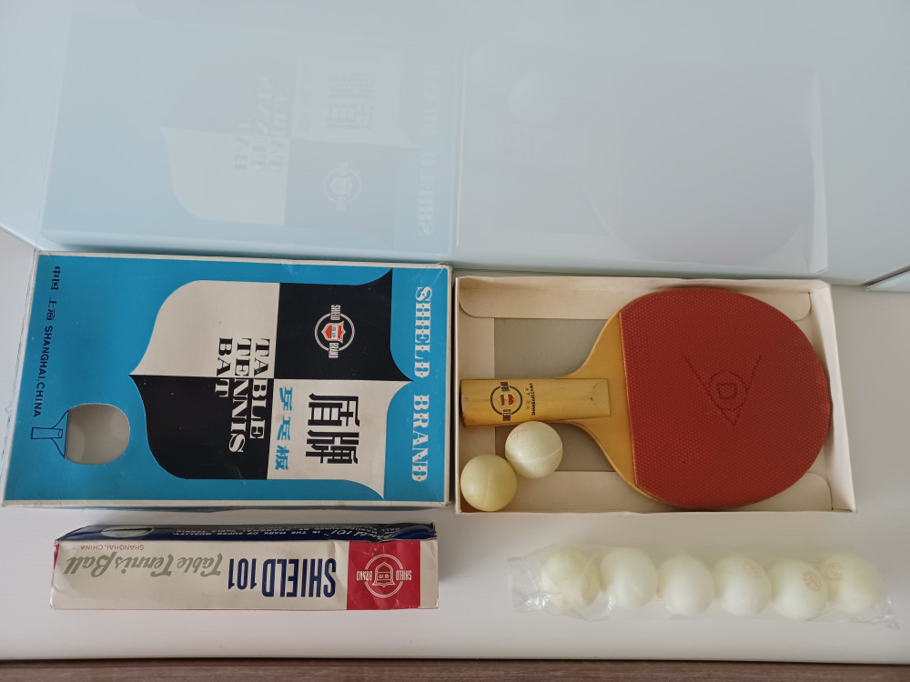 De colectie paleta tenis masa Shield Brand, anii 80, cu 2 mingi si set 6  mingi | arhiva Okazii.ro