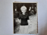 Fotografie 6/9 cm cu femeie &icirc;n Parcul Lacul Roșu județul Harghita &icirc;n 1975